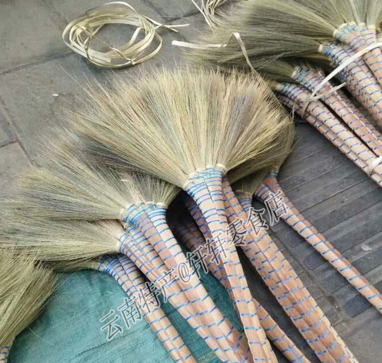 云南德宏傣族老人手工制作扫把  家用软毛魔术扫帚笤帚扫地扫灰