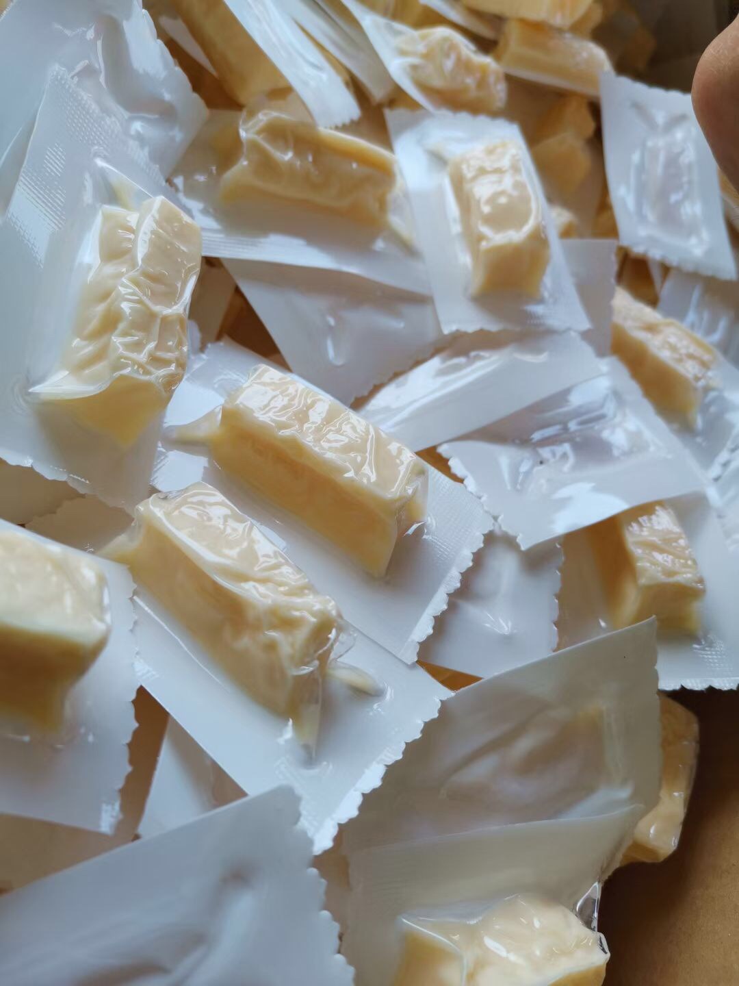 新疆特产手工酸奶疙瘩牛奶疙瘩酸奶嚼着吃奶条孕妇小孩补钙零食