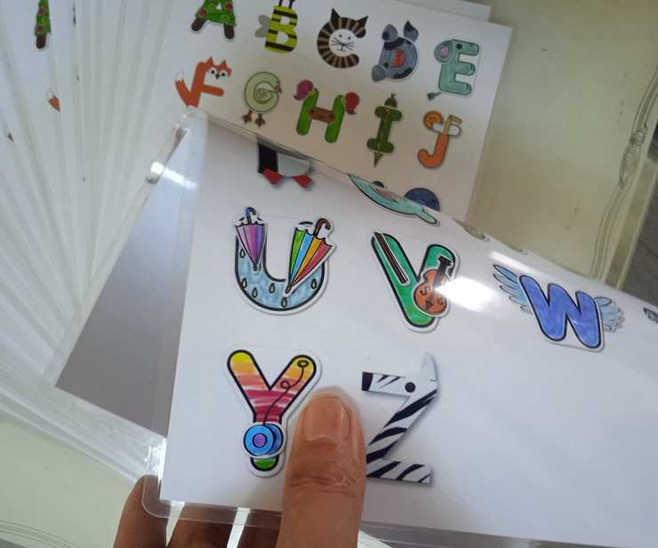 幼儿园英语字母拼音卡通字母儿童拼音卡片彩印过塑学生闪卡定做