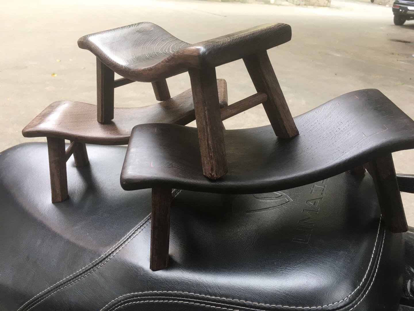 越南进口特色实木工艺品黑檀枕头养生保健颈椎硬枕红木凉枕小板凳