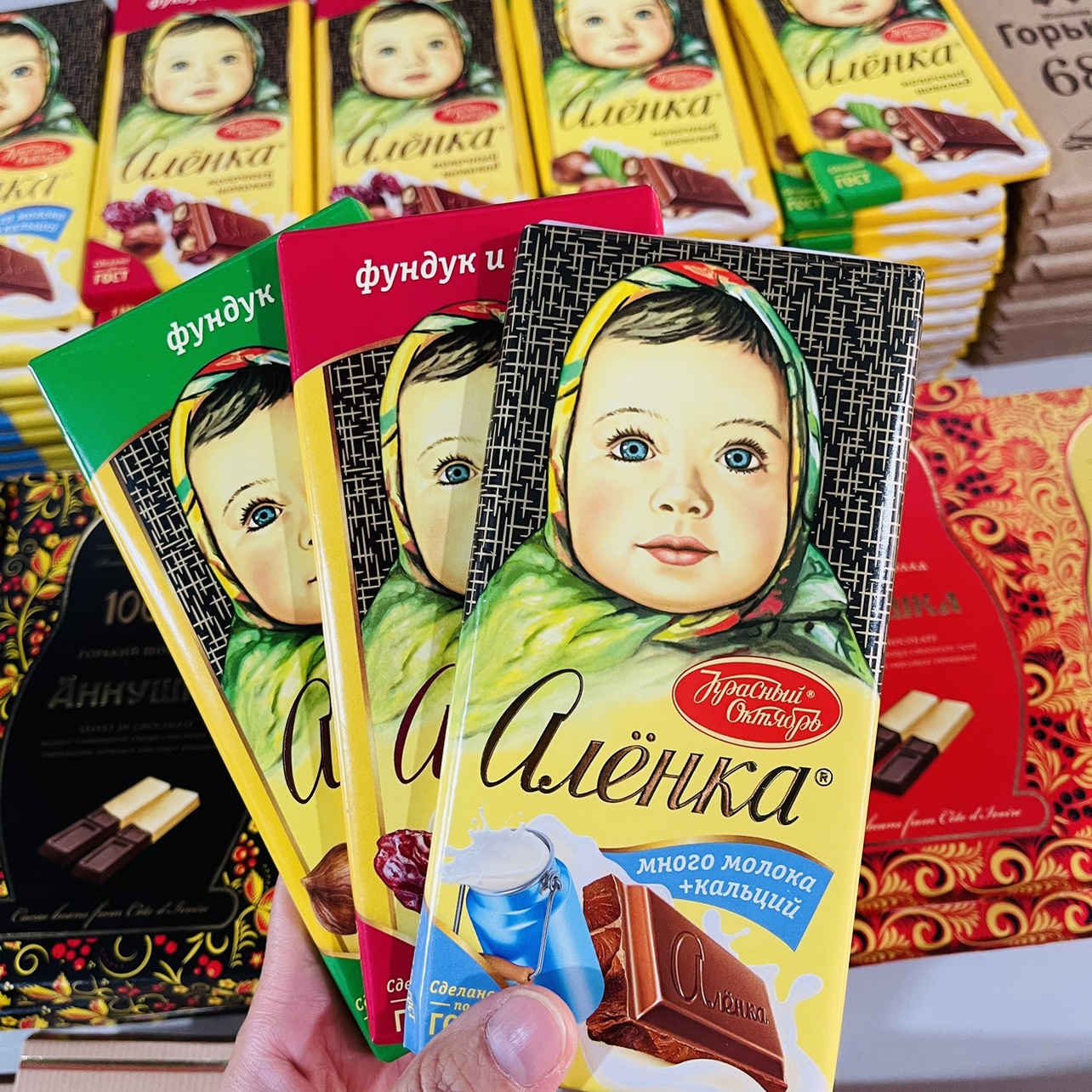 原装进口俄罗斯红十月大头娃娃巧克力纯可可脂榛子杏仁牛奶原味